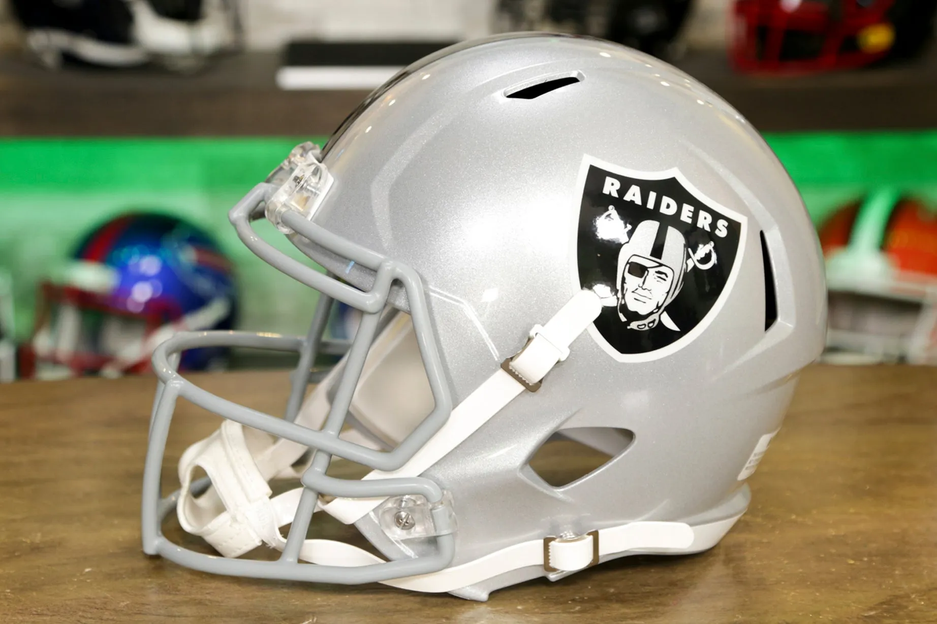 Las Vegas Raiders Riddell Speed Display Helmet